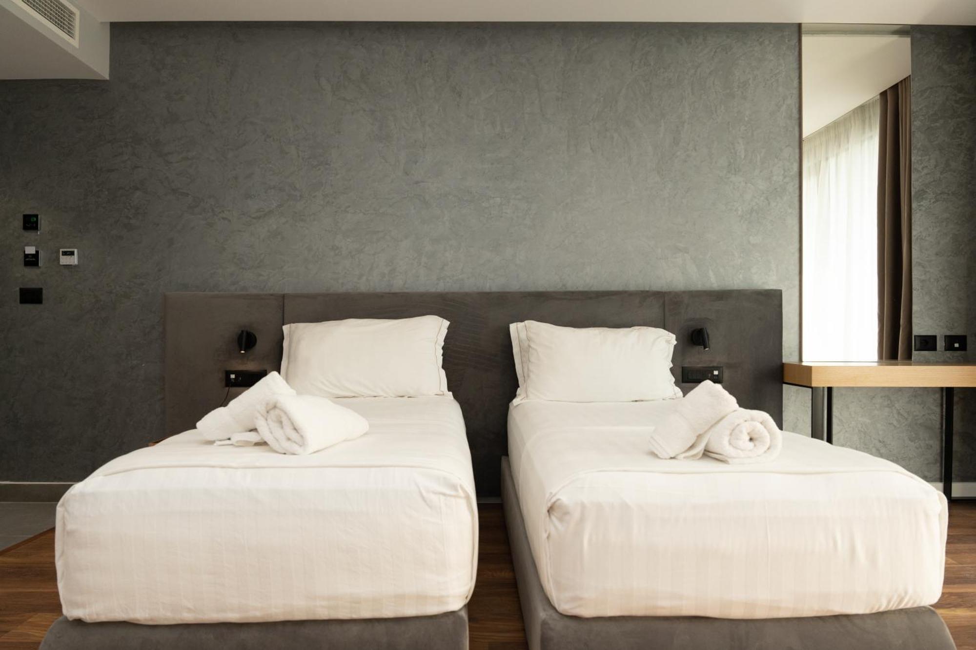 Bounty Hotel Golem  Buitenkant foto