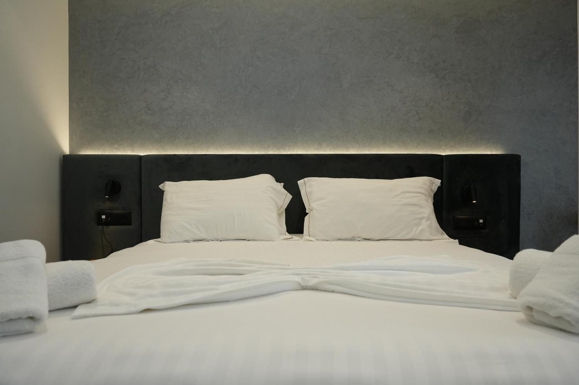 Bounty Hotel Golem  Buitenkant foto